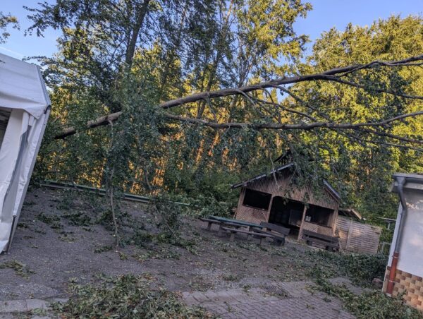 Tornado verwüstet Schützenplatz im Flürchen